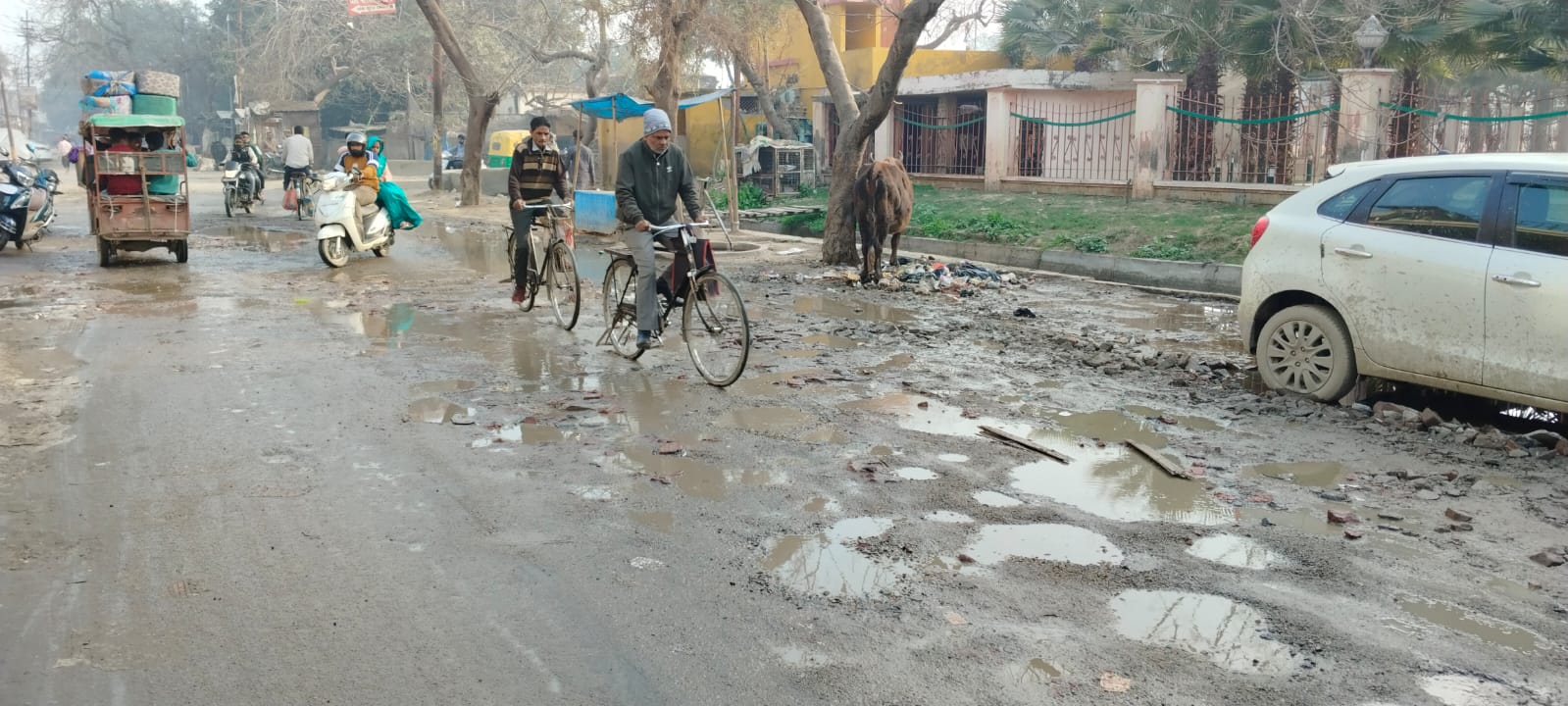 शाहजहांपुर: सीवर लाइन के लिए खोदी सड़कें...गड्ढों में गिरकर चोटिल हो रहे लोग, पेयजल सप्लाई भी ठप