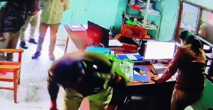 लखीमपुर खीरी: थाने में युवक की पिटाई करते वीडियो वायरल, इंस्पेक्टर लाइन हाजिर 