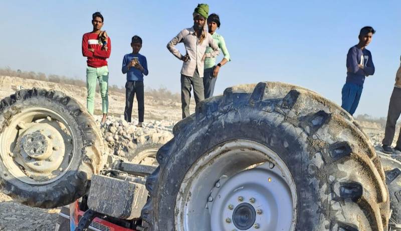 रामनगर: अवैध खनन के दौरान कोसी नदी में ट्रेक्टर पलटा