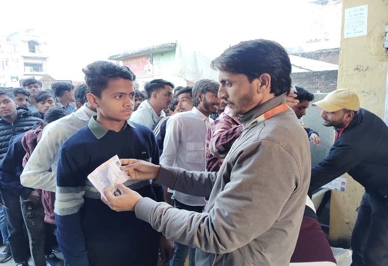 रामपुर : कड़ी सुरक्षा के बीच परीक्षार्थियों ने दी हाईस्कूल की परीक्षा, कक्ष में प्रवेश से पहले बच्चों हुई तलाशी 
