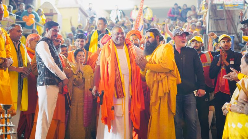 Kanpur: करौली शंकर महादेव के सानिध्य में निकली दंडवत यात्रा; हजारों भक्त हुए शामिल, चार दिन में पहुंचेगी धाम 