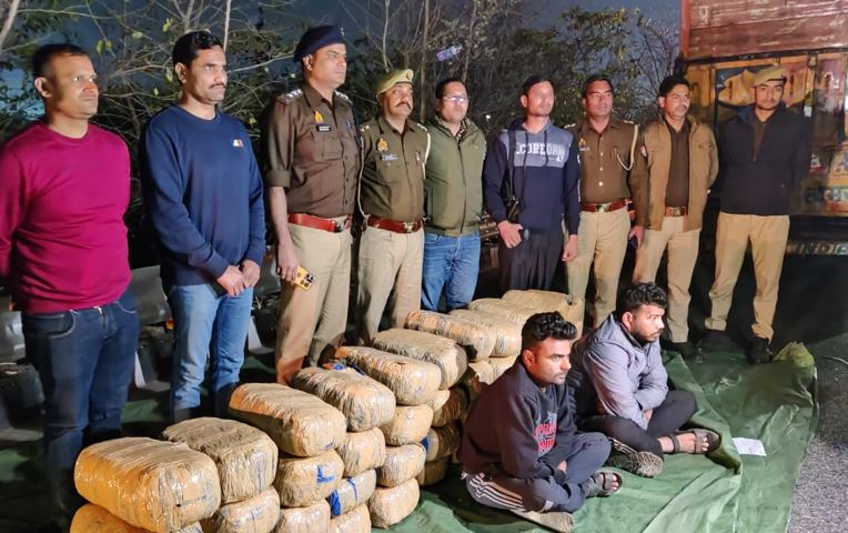 Agra: एंटी नारकोटिक्स टास्क फोर्स की बड़ी कार्रवाई, 2 करोड़ 10 लाख रुपए के गांजे के साथ दो तस्कर गिरफ्तार