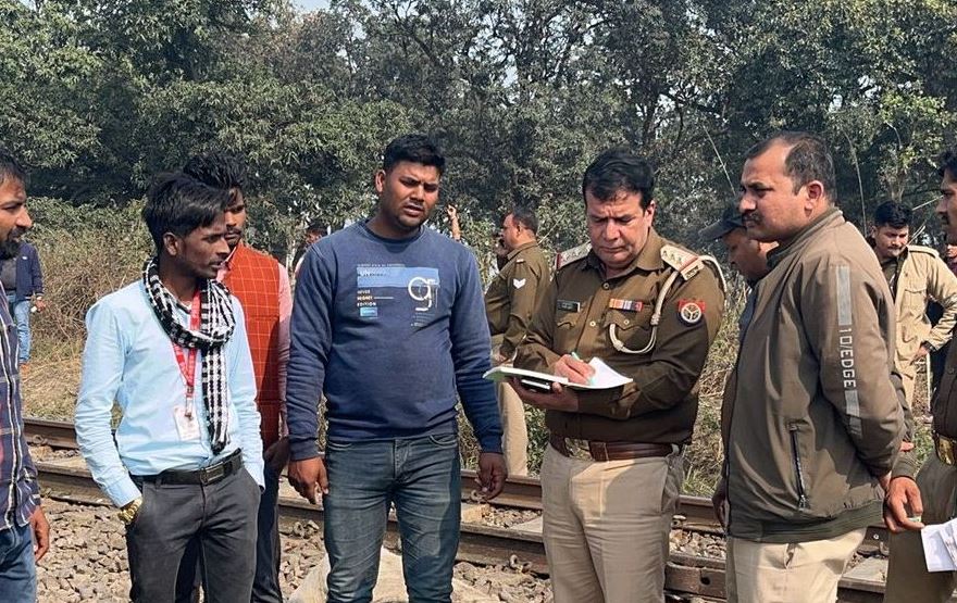 Shahjahanpur News: रन थ्रू एक्सप्रेस ट्रेन की चपेट में आकर 11 गोवंशीय पशुओं की मौत