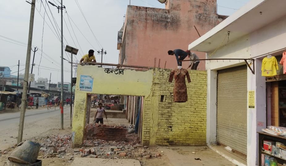 शाहजहांपुर: व्यापारी खुद तोड़ रहे अपनी दुकान, जानिए क्यों कर रहे ऐसा?