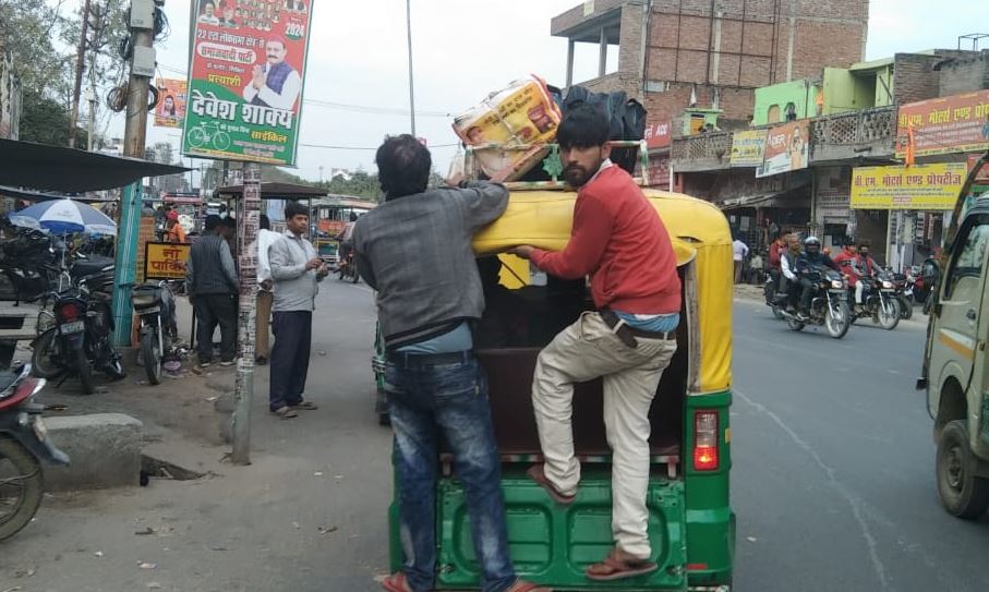 Kasganj News: यात्रियों की जान जोखिम में डाल रहे डग्गामार वाहन, बे-रोकटोक सड़कों पर भर रहे फर्राटा