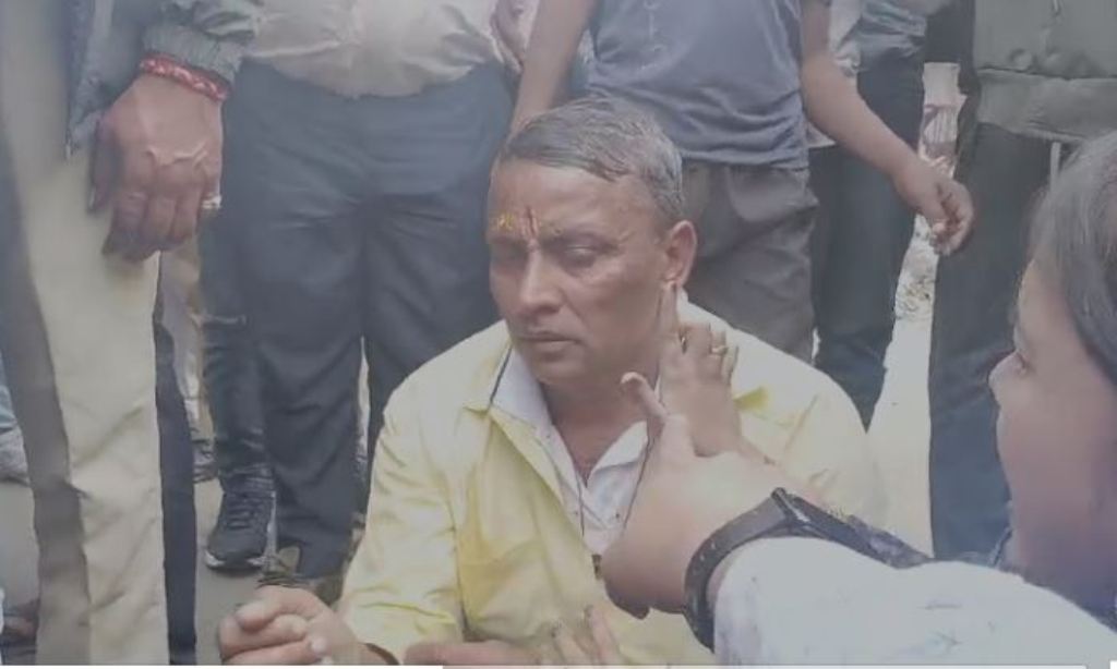 Mathura News: कोलकाता से दर्शन करने आए श्रद्धालुओं और पुलिस में मारपीट, बैरियर से आगे गाड़ी निकालने पर हुआ विवाद
