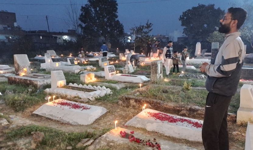 रामपुर: शब-ए-बारात पर कब्रिस्तानों में हुआ चरागां, सजीं मस्जिदें