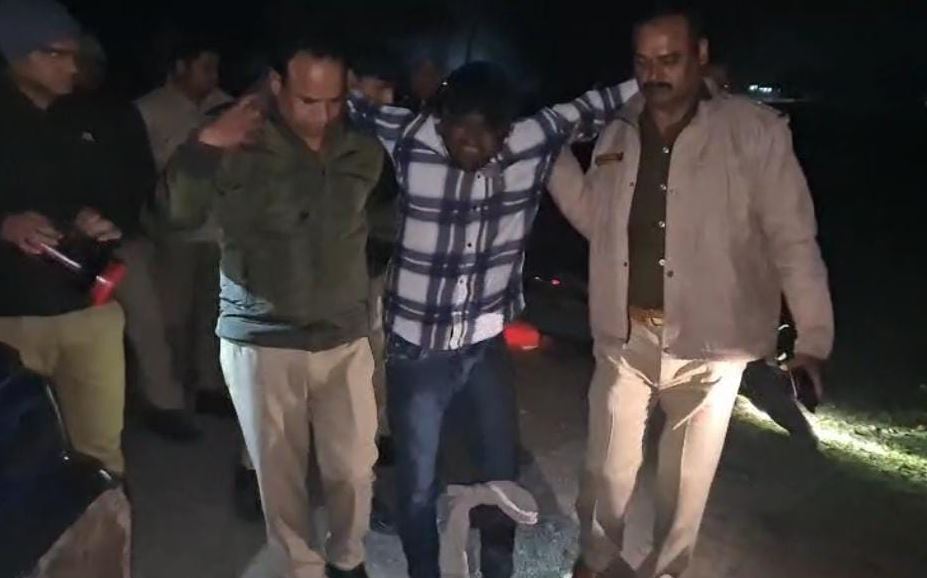 Hathras News: वृद्ध महिला से चेन स्नैचिंग का प्रयास करने वाला बदमाश पुलिस मुठभेड़ में गिरफ्तार 