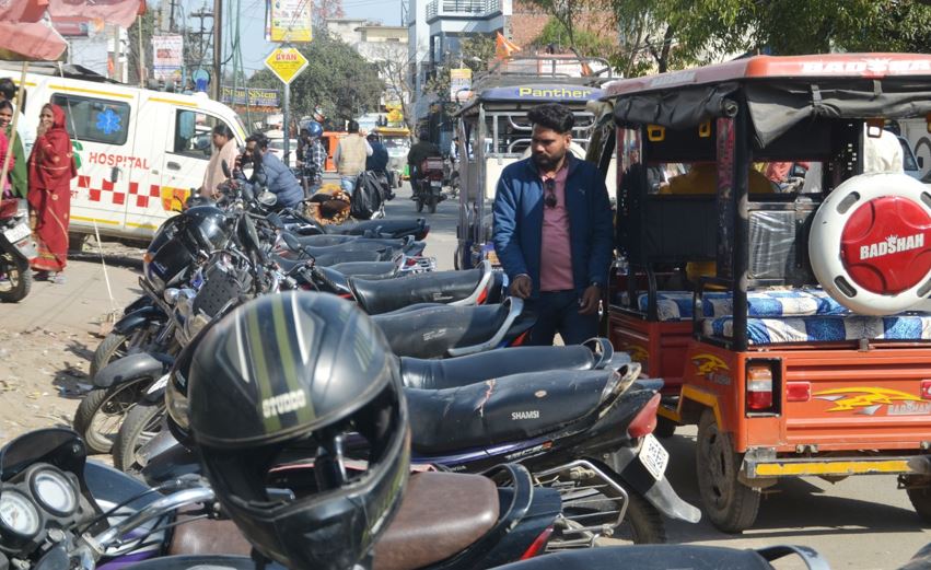 पीलीभीत: वाहन स्टैंड बनाए मगर हालात नहीं सुधर पाए, बिना पार्किंग के प्रतिष्ठान...कार्रवाई का भी नहीं डर 