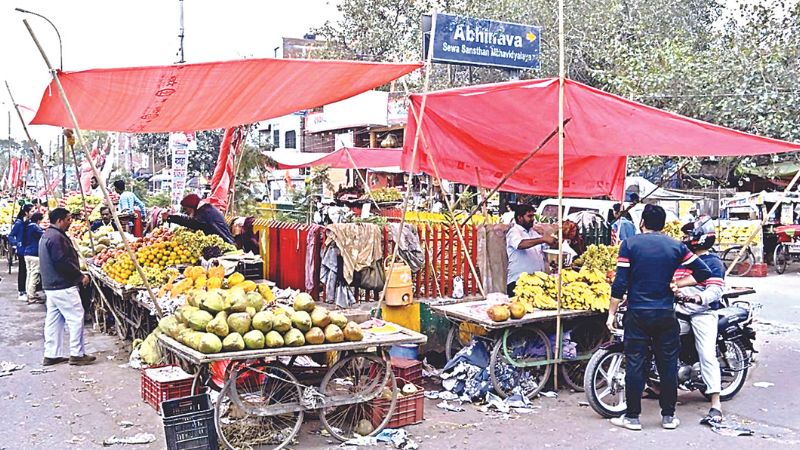 Kanpur: छपेड़ा पुलिया बाजार में दुकानदारों का अतिक्रमण; सड़क को बनाया पार्किंग, राहगीरों का पैदल चलना भी हुआ दुश्वार...