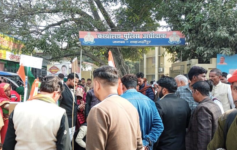 शाहजहांपुर: जलालाबाद पुलिस के खिलाफ एसपी कार्यालय पर प्रदर्शन, जमकर नारेबाजी