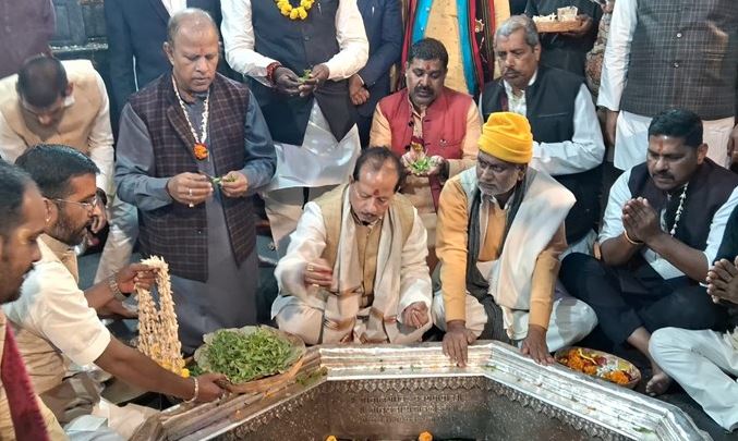 डिप्टी सीएम विजय सिन्हा ने विष्णुपद और मंगलागौरी मंदिर में की पूजा अर्चना