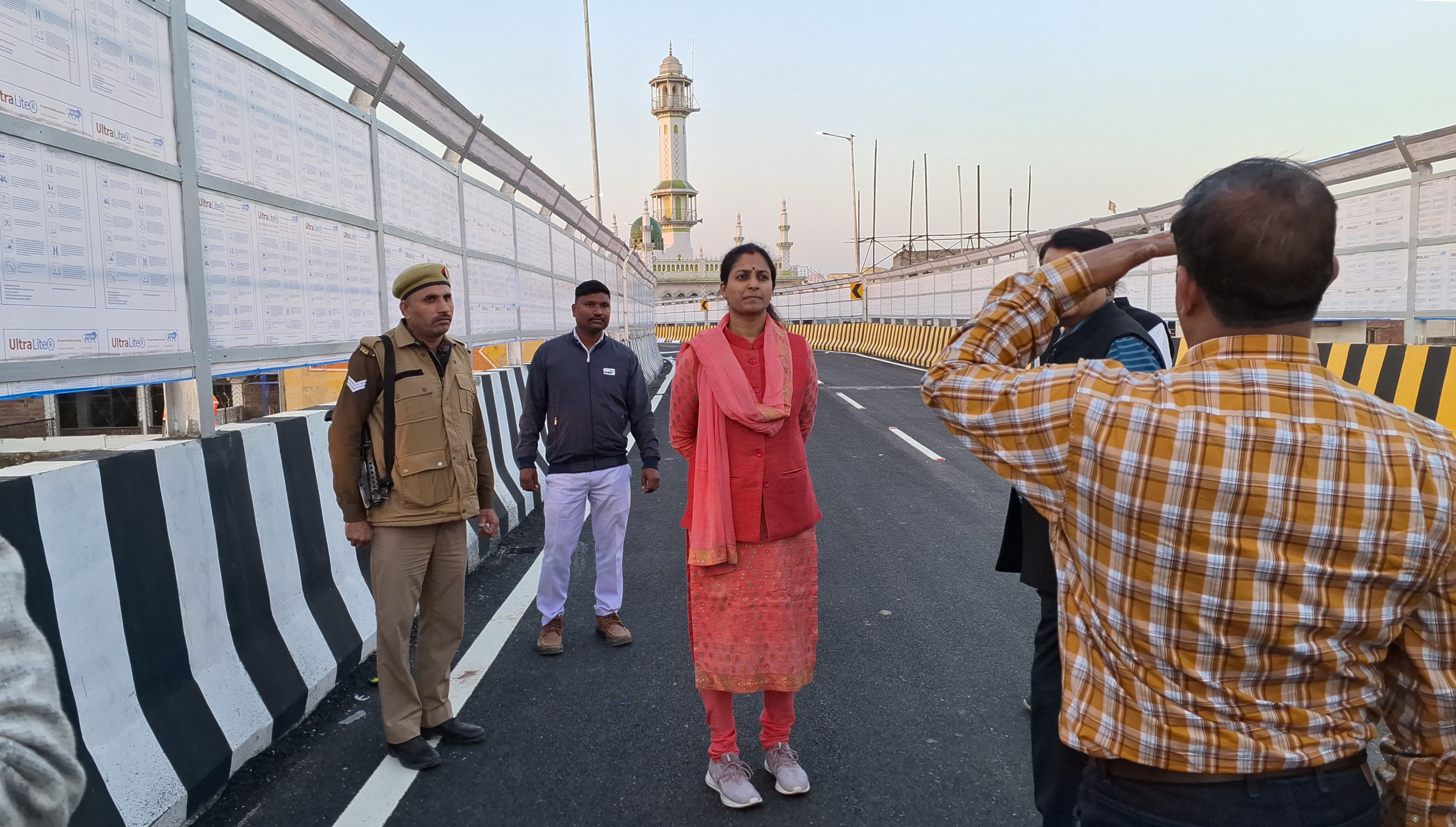 बरेली: 'गलियों के रैंप बनाएं, गुरुवार तक काम पूरे करें', नगर आयुक्त ने किया कुतुबखाना पुल का निरीक्षण