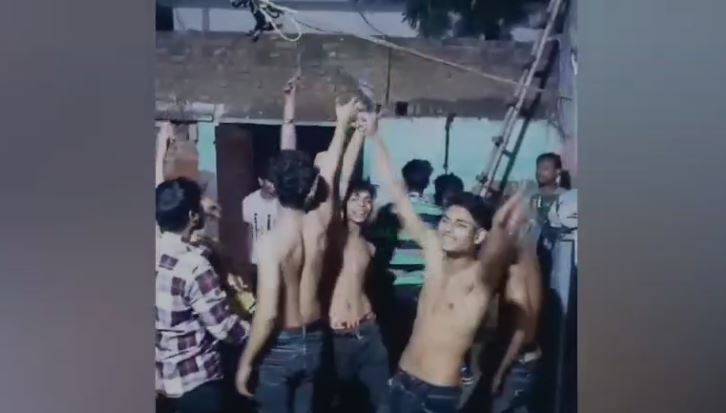 मथुरा में तमंचे पर डिस्को: हाथों में हथियार लहराते हुए डांस करते दिखे युवक, वायरल हुआ Video
