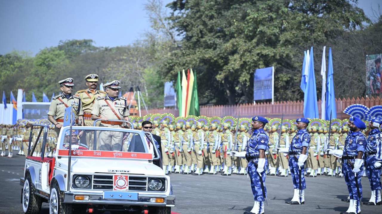 सीआरपीएफ दिवस: डीजी परेड की महानिदेशक ने ली सलामी, शहीदों को दी श्रद्धांजलि 