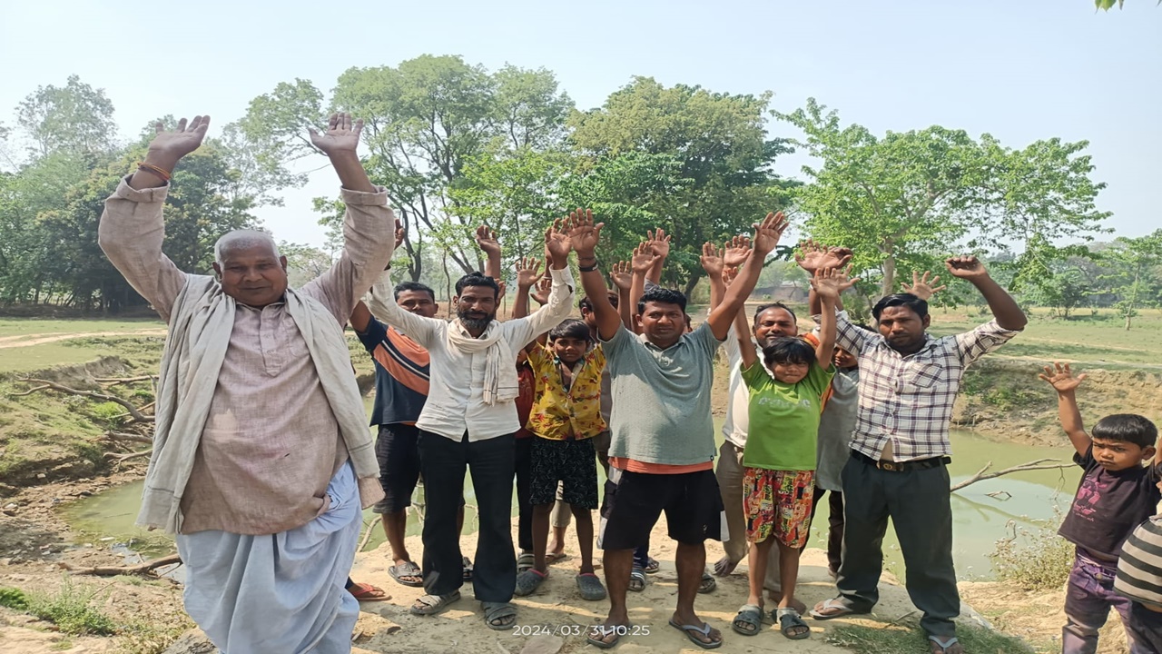 बहराइच: बाढ़ में कटे सड़क का निर्माण न होने पर ग्रामीणों का प्रदर्शन
