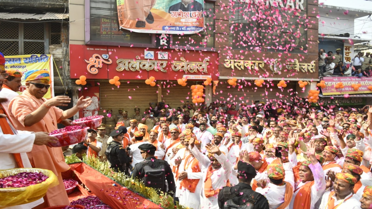 Video: गोरखपुर में सीएम योगी ने खेली फूलों की होली, नरसिंह भगवान की उतारी आरती 