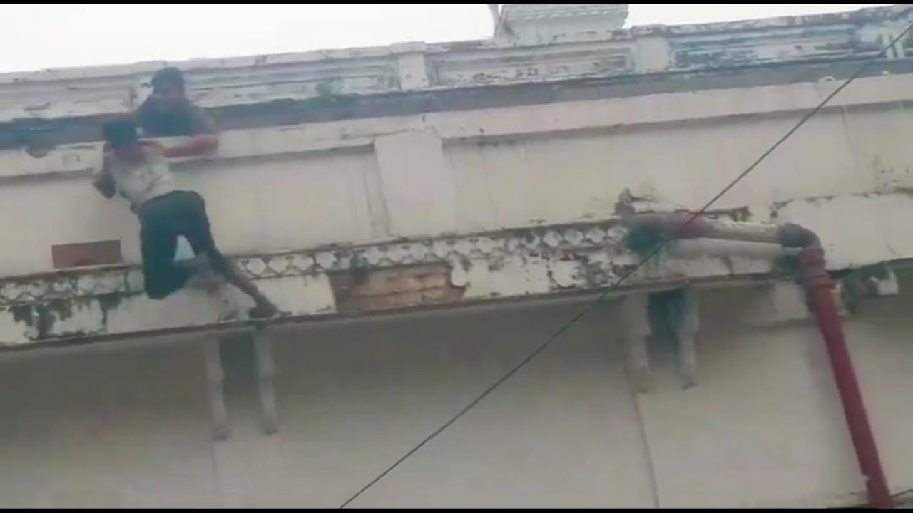 KGMU: वार्ड की छत से मरीज लगाने जा रहा था छलांग, पुलिसकार्मियों ने बचाई जान, देखें Video