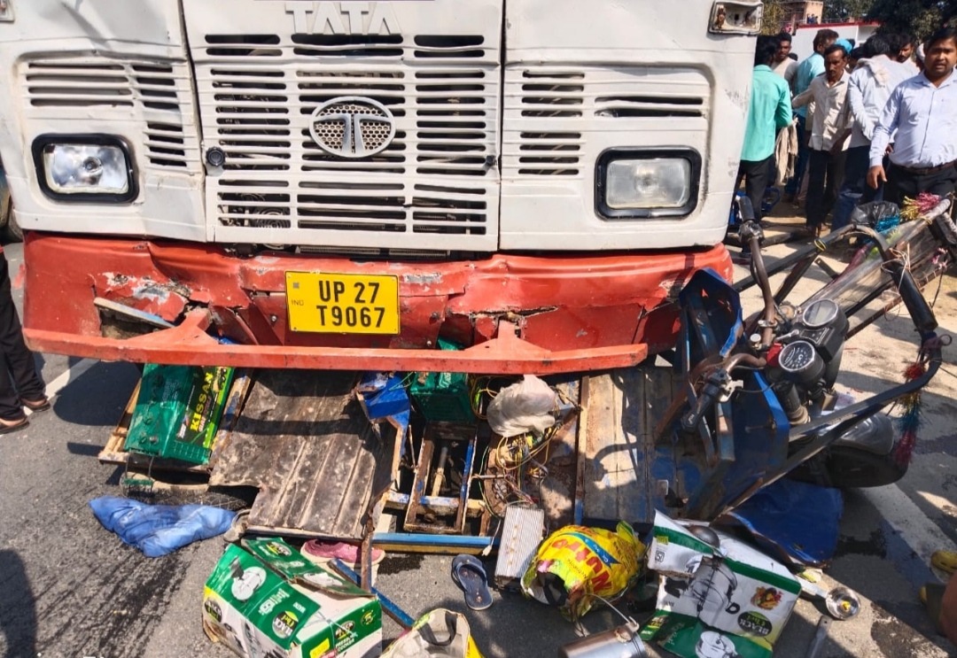 लखीमपुर खीरी: रोडवेज की अनुबंधित बस ने ई-रिक्शा में मारी टक्कर, मासूम बच्ची समेत 3 की मौत...4 घायल