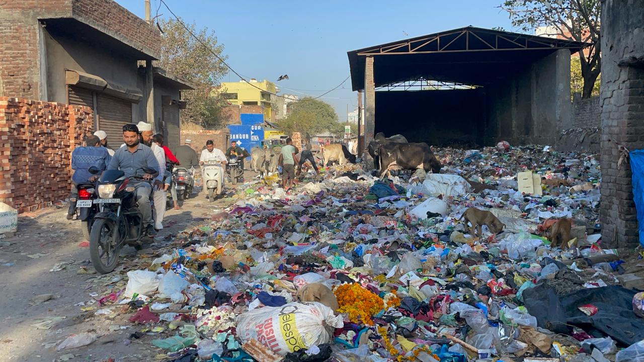 बरेली: सफाई कर्मचारियों की हड़ताल ने बढ़ाई शिवभक्तों की परेशानी, सड़कों पर पड़े रहे कूड़े के ढेर