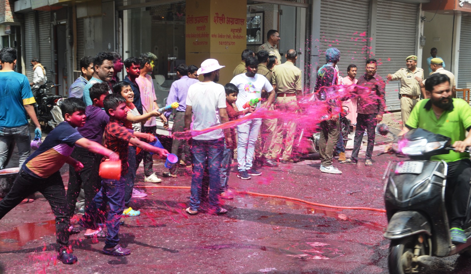 पीलीभीत: जमकर खेला गया रंग, डीजे पर थिरकते रहे युवा, होरियारों ने खूब की मस्ती, बोले- हैप्पी होली