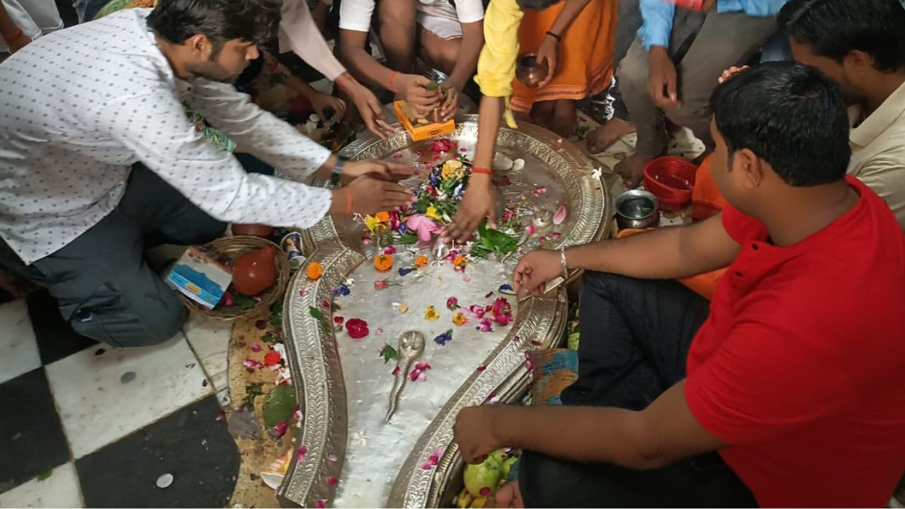 Kanpur News: महाशिवरात्रि पर्व पर मंदिरों में उमड़ा जन सैलाब, हर-हर महादेव के जयघोष की रही गूंज