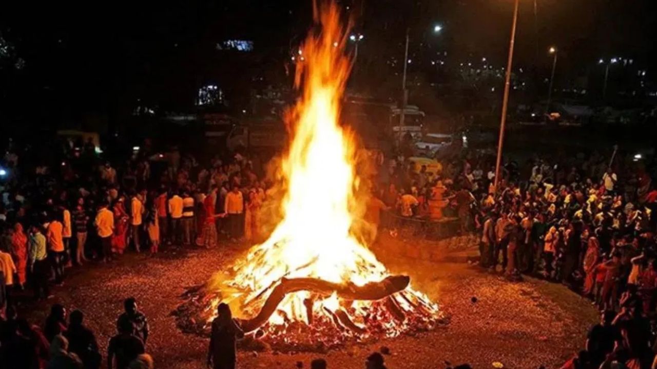 Holika Dahan Timing 2024: ज्योतिषाचार्य ने बताया- इतने समय तक रहेगा सर्वफलदायी मुहूर्त...जानें पूजन विधि और मान्यताएं