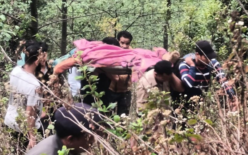 (Car accident Almora-Nainital devotee Woman Died) अल्मोड़ा: मंदिर से लौट रहे श्रद्धालुओं की कार खाई मे गिरी, एक की मौत 