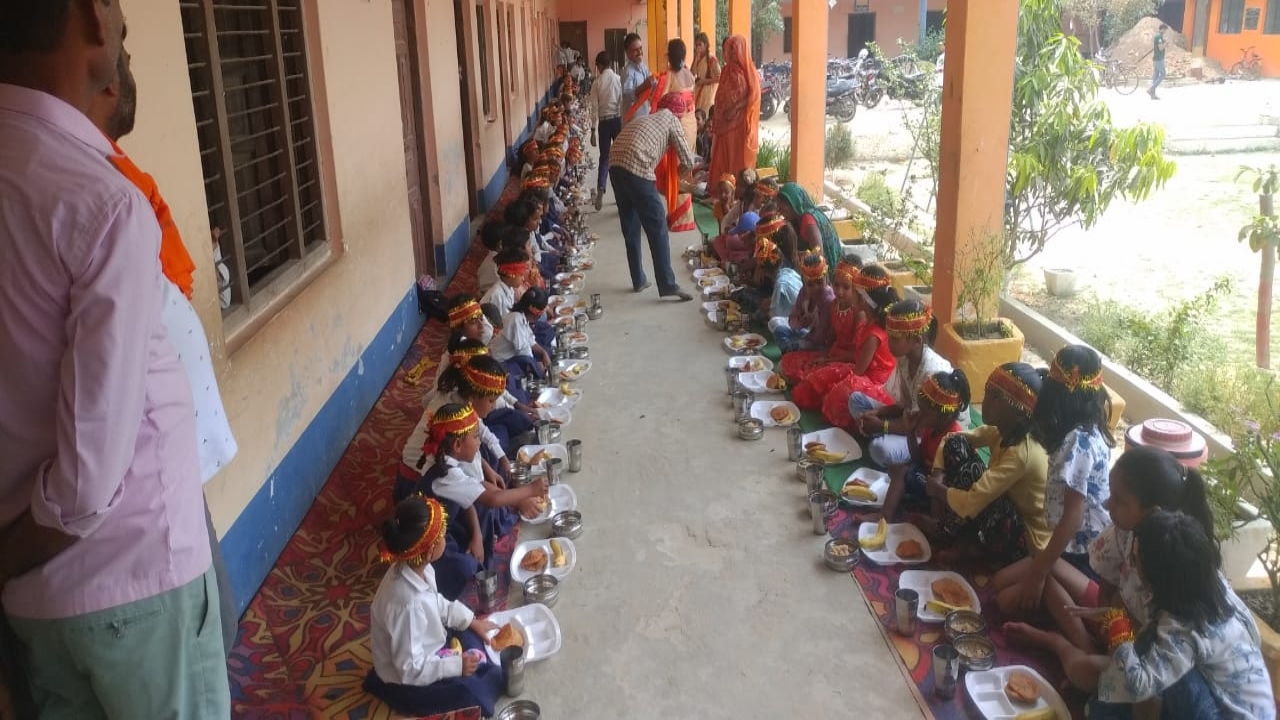 चैत्र नवरात्र: कन्या पूजन में शामिल हुईं सैकड़ों बेटियां, रामलला की उतारी आरती 