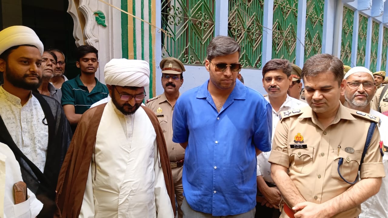 जौनपुर: डीएम और एसपी ने किया शिया जामा मस्जिद का निरीक्षण, मौलाना महफूजूउल हसन ने लोगों से की यह अपील