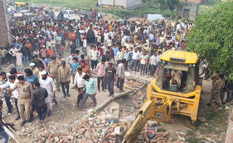 बदायूं: आतिशबाजी में धमाके से दो मंजिला मकान जमींदोज, मां-बेटे की मौत, 2 बच्चों की हालत गंभीर