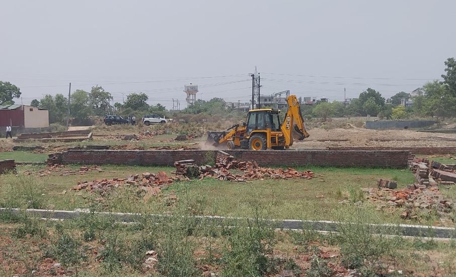 बरेली: बीडीए की बड़ी कार्रवाई, भोजीपुरा में 73 बीघा में बन रही सात अवैध कॉलोनियों पर चला बुलडोजर