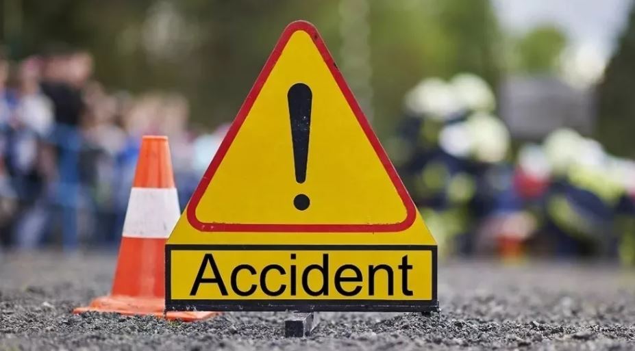 शाहजहांपुर: ट्रक की टक्कर से ई-रिक्शा चालक की मौत, दंपती समेत पांच घायल