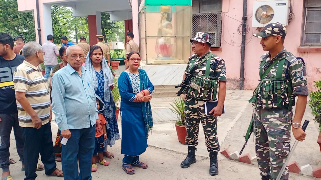 रायबरेली में मतदान को सुबह से लगी कतार, ईवीएम में गड़बड़ी से परेशान रहे कर्मी