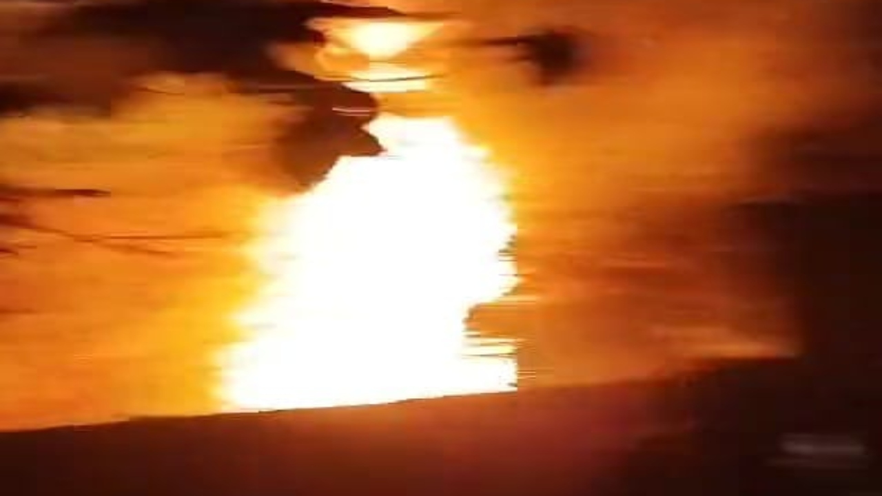बहराइच: शार्ट सर्किट से जला ट्रांसफार्मर, आग में कई पेड़ भी झुलसे-Video 