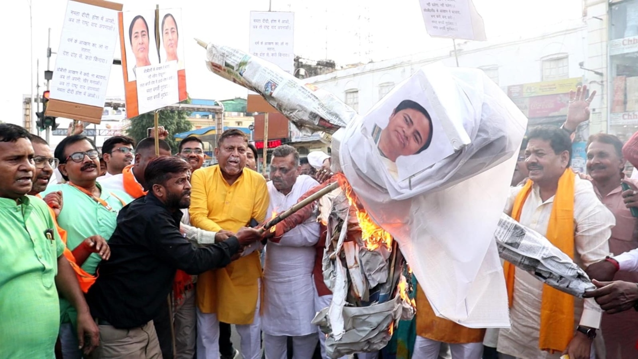 BJP कार्यकर्ताओं ने ममता बनर्जी का हजरतगंज चौराहे पर जलाया पुतला, नेता बोले-संविधान के खिलाफ काम करती हैं बंगाल की CM  