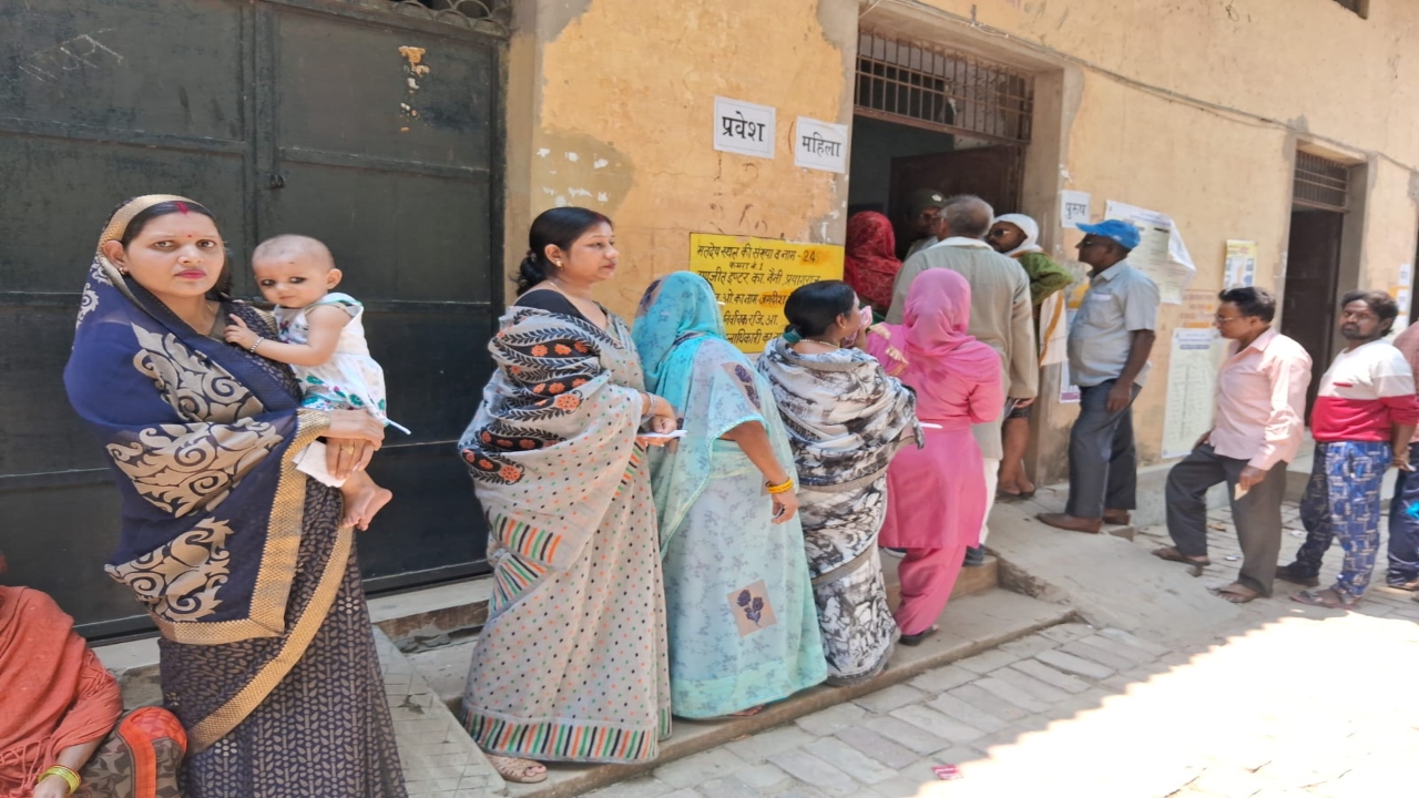 प्रयागराज में 26 फीसदी मतदान, कड़ी धूप में निकल रहे मतदाता 