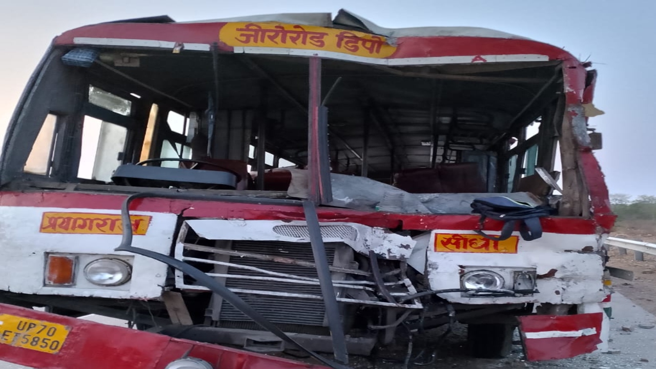 मीरजापुर: सड़क किनारे खड़े ट्रक से भिड़ी रोडवेज बस, आठ लोग घायल  