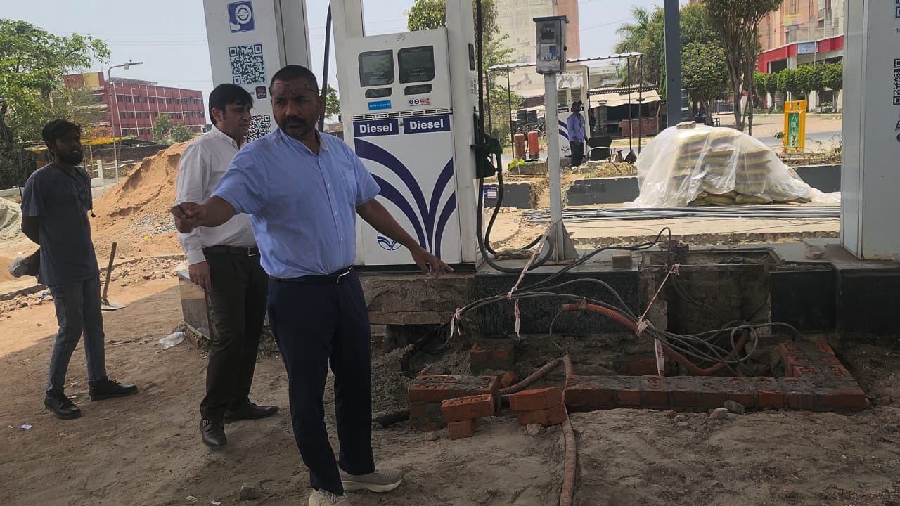बाराबंकी में पेट्रोल पंप पर नक्शे के विपरीत हो रहा भूमिगत टैंक का निर्माण, ऑयल कंपनी से मांगा जवाब