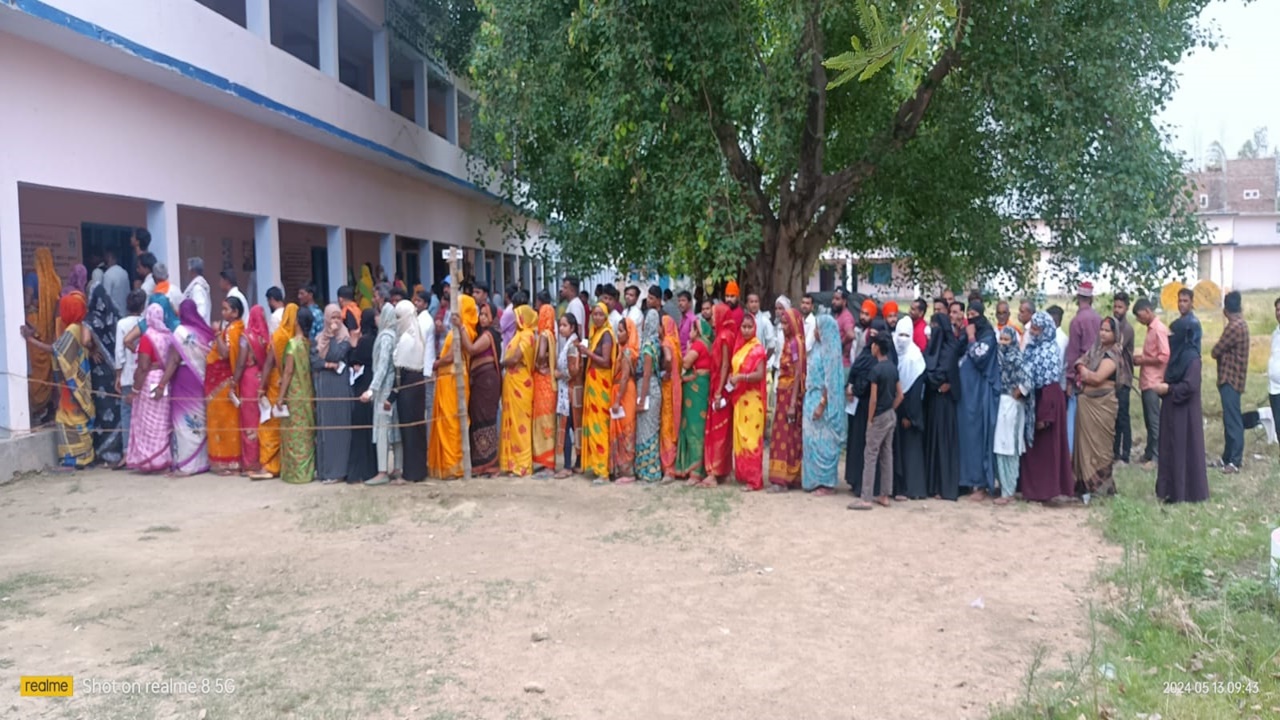 बहराइच में सुबह 11 बजे 28.35 प्रतिशत हुआ मतदान, भरथापुर गांव को लोगों ने किया मतदान का बहिष्कार