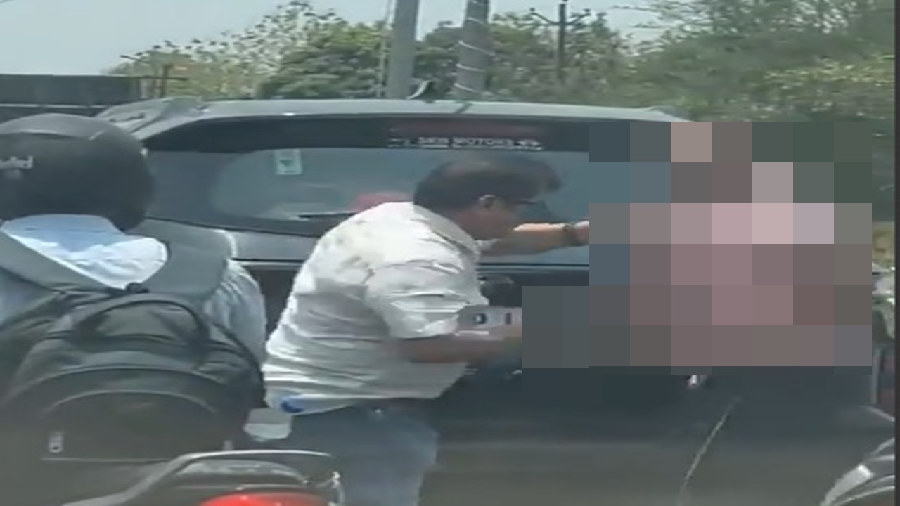 लखनऊ: गाड़ी टकराने पर कैब चालक को दबंग ने पिस्टल की बट से पीटा, देखें वीडियो
