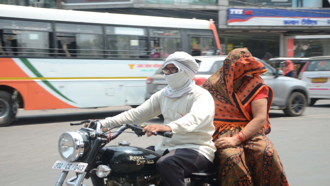 बाराबंकी में आग उगल रहीं सड़कें, आमजन के साथ जानवर भी बेहाल, हीटवेव से एक की मौत