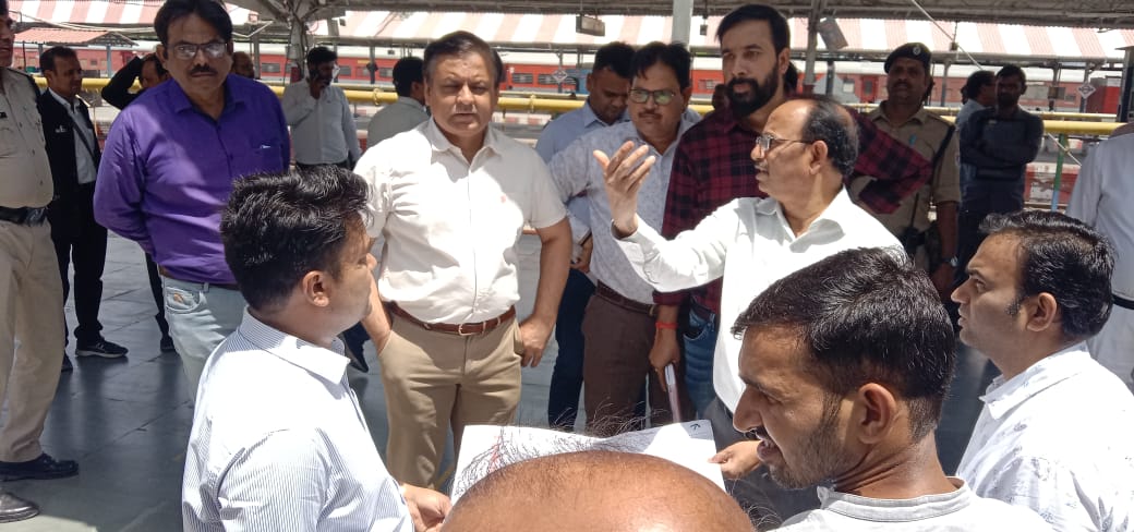 लखनऊ जंक्शन स्टेशन की डीआरएम ने परखी यात्री सुविधाएं,सुरक्षित ट्रेन संचालन के दिये निर्देश
