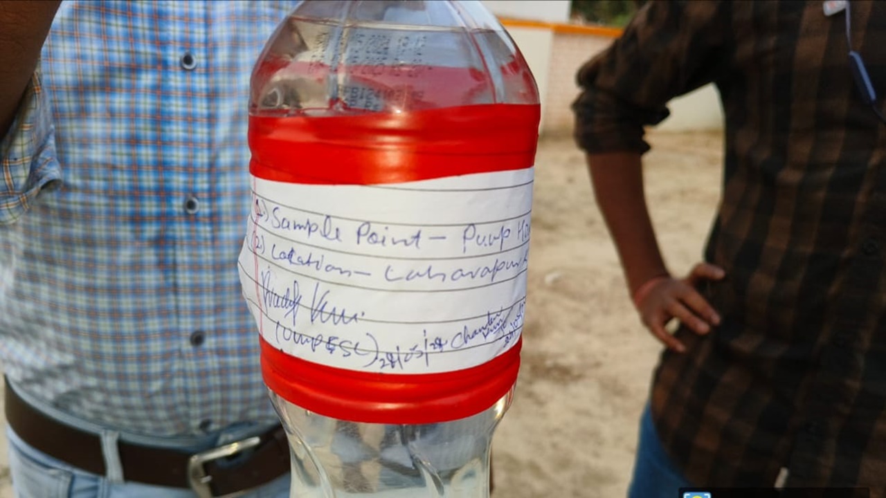 अयोध्या: परानापुर में जल निगम की टीम ने डाला डेरा, पानी की जांच के लिए पहुंची टीम ने कई घरों से लिए सैंपल