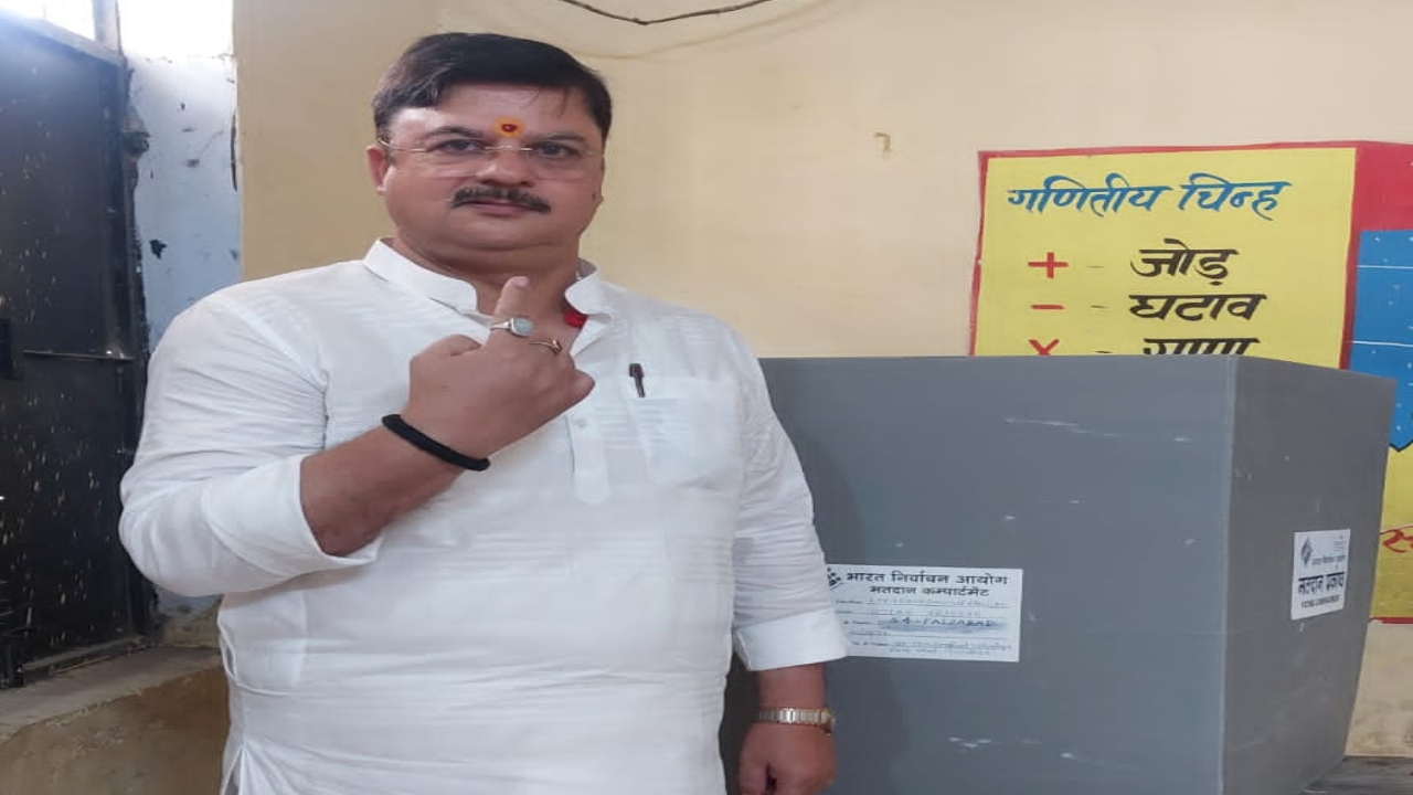 Ayodhya news: मतदान स्थल पर अयोध्या मेयर ने लांघी सीमा, तस्वीर वायरल