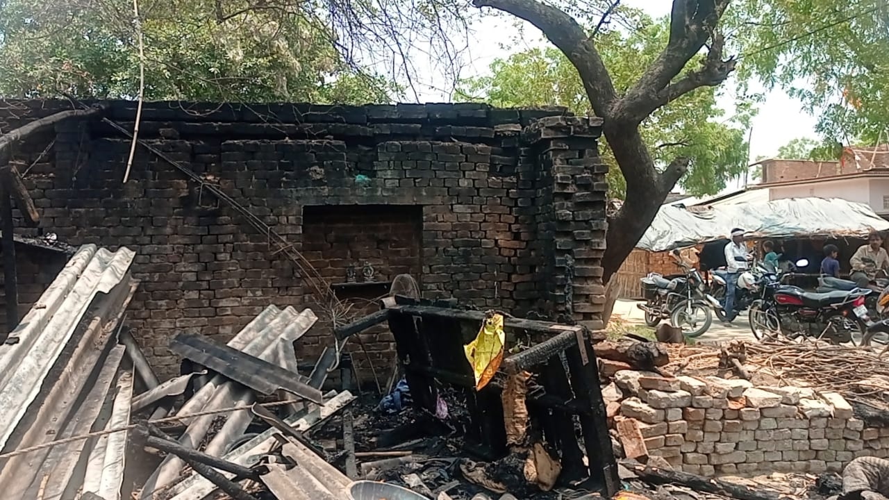 बहराइच में आग लगने से चार फूस के घर जलकर राख, गैस सिलेंडर फटने से हुआ हादसा 