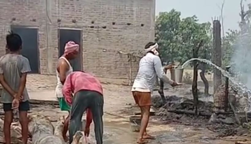 लखीमपुर-खीरी: स्पार्किंग से लगी आग, तीन घर जलकर खाक