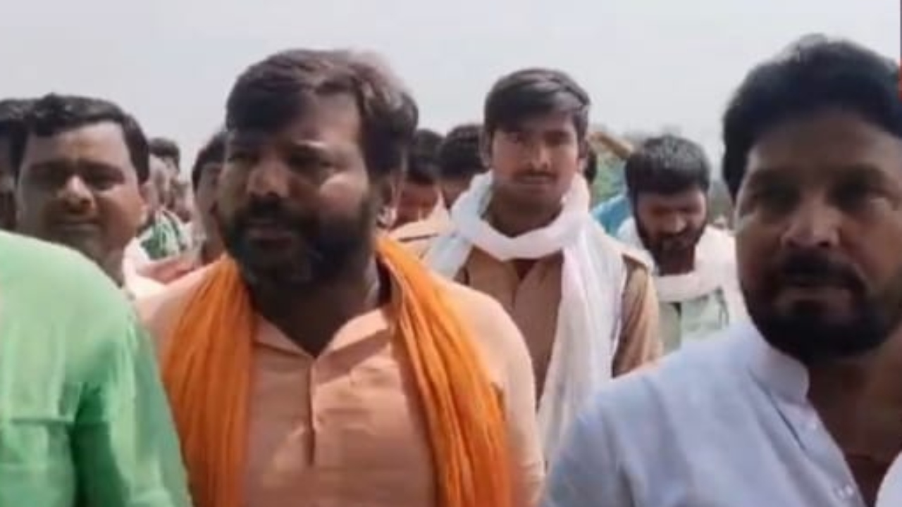 संतकबीरनगर में ग्रामीणों ने किया मतदान का बहिष्कार, माननीयों के आश्वासन पर माने-Video