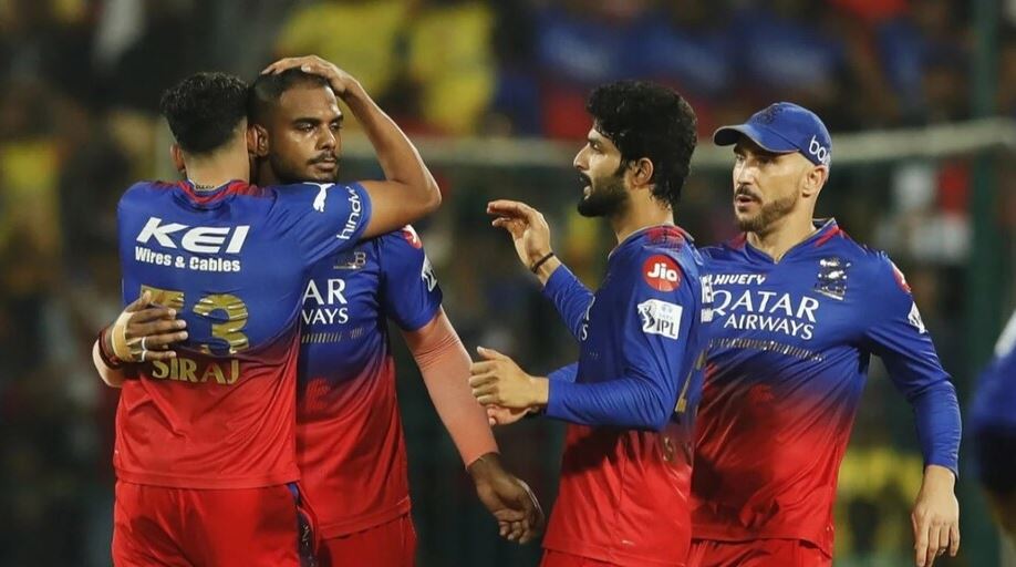 RCB vs CSK: बेंगलुरु प्लेऑफ में पहुंची, रोमांचक मैच में चेन्नई को 27 रनों से हराया