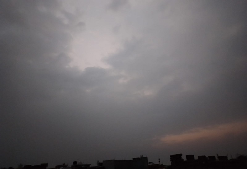 रामपुर : गरज चमक के साथ आसमान में घिरे बादल, नहीं हुई वर्षा...लोग गर्मी से बेचैन